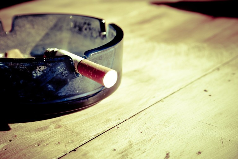 Pykanie papierosów jest jednym z bardziej okropnych nałogów