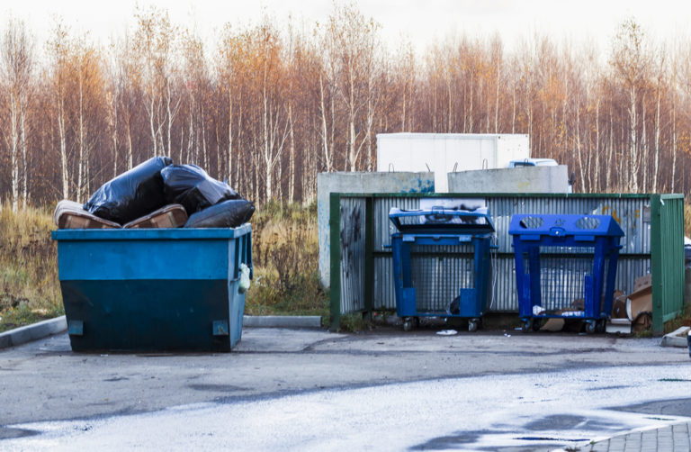 Kontenery na śmieci i gruz – jak skutecznie segregować odpady?