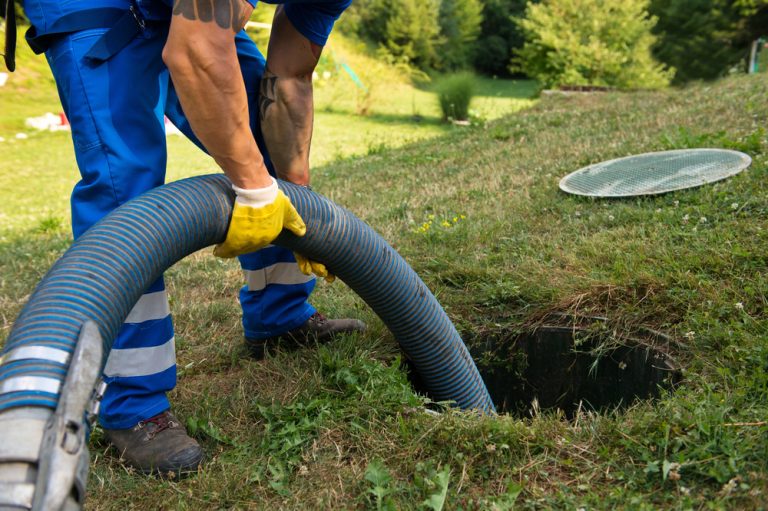 Jak dobrać szambo do liczby mieszkańców i warunków działki? Najczęstsze błędy inwestorów.
